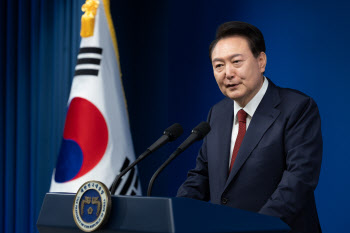 尹 “저출생 극복에 국가 역량 총동원…의료개혁도 연관 대책”