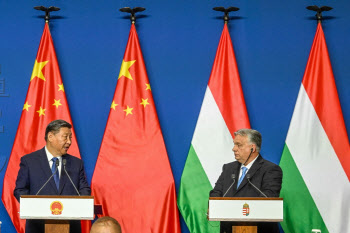 시진핑, 헝가리 찾아 “양국 관계 격상…신분야 협력 확대”