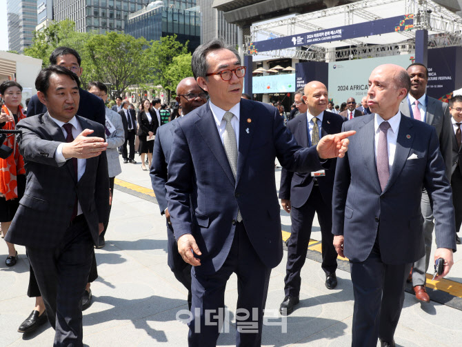 [포토] 아프리카 문화 순람하는 조태열 외교부장관