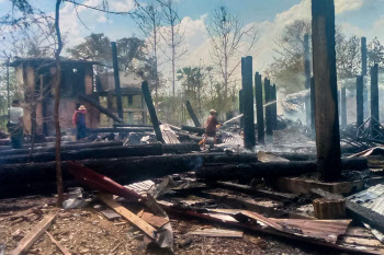 미얀마 군사정권 사원 공습으로 사상자 60여명 발생
