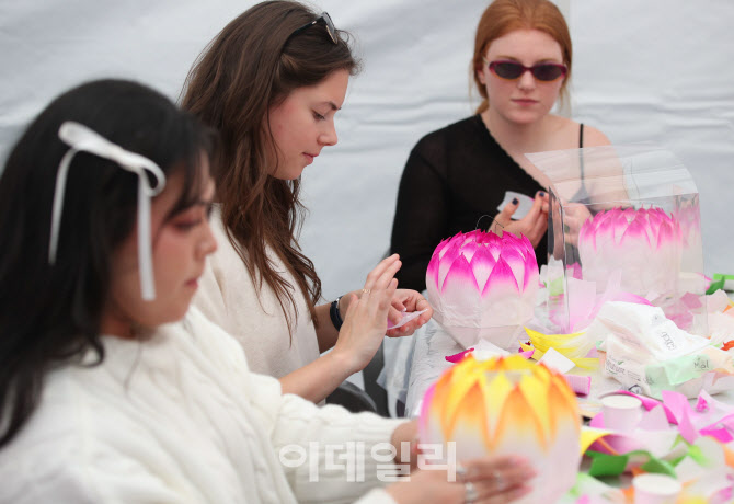 [포토]'연등 만들기 체험해요'