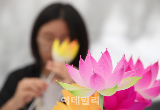 [포토]'예쁘게 연꽃만들기'