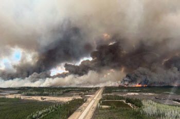 캐나다 서부 대형 산불에 주민 수천명 대피…여의도 면적 34배 태워