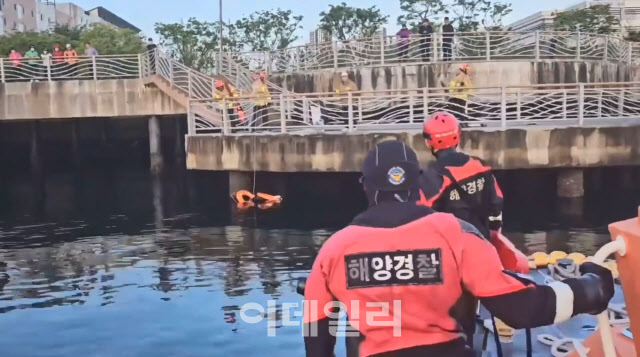 “술취해 풍덩”…부산 앞바다 빠진 20대 경찰에 구조
