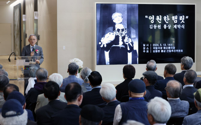 [포토]유인촌 장관, 故 김동원 흉상 제막식 참석
