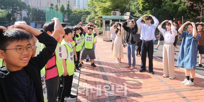 [포토]스승의날 하루 앞두고 선생님에게 하트