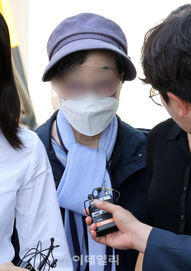 [포토]'윤 대통령 장모' 최은순 299일만에 출소