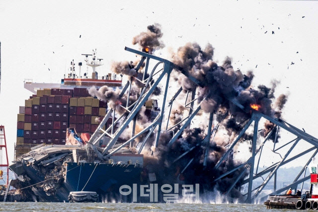 美 볼티모어항 붕괴 교량 폭파…"이달 말 수출입 정상화"