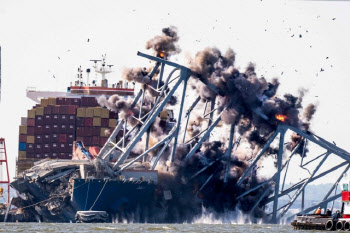 美 볼티모어항 붕괴 교량 폭파…"이달 말 수출입 정상화"