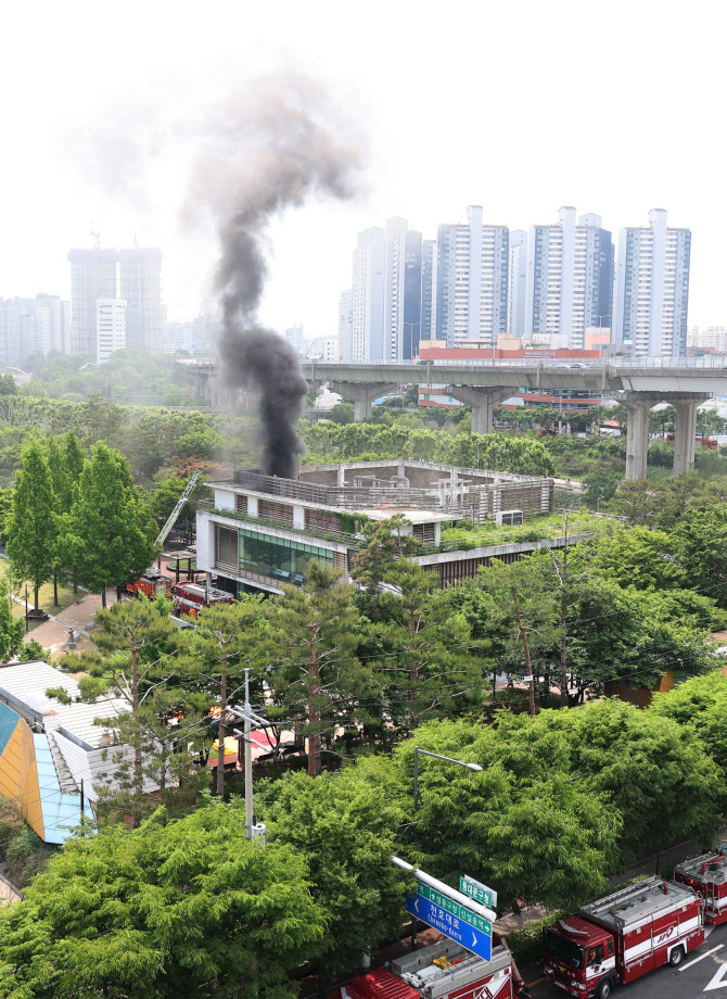 서울 동대문구 환경개발공사 화재…용두역 일부 출구 임시폐쇄