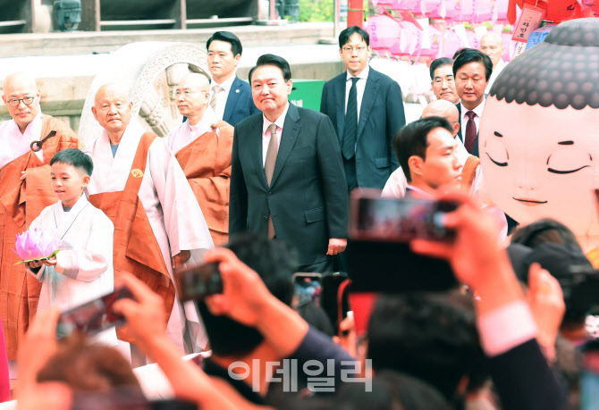 [포토]봉축법요식 참석하는 윤석열 대통령