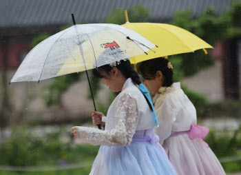 내일 아침 우산 없이 출근하세요…낮부턴 포근