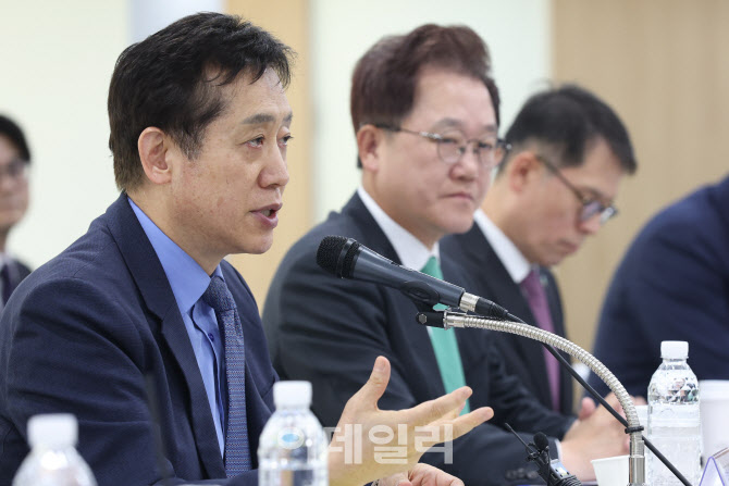 [포토]벤처기업 현장 간담회에서 인사말하는 김주현 위원장