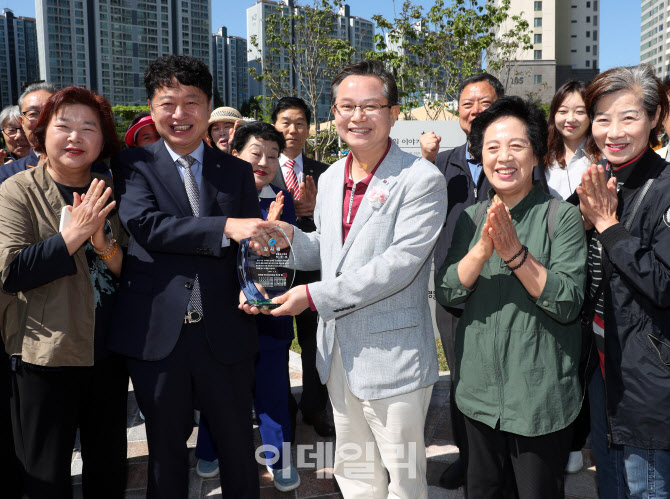 [포토] 감사패 받는 최호권 영등포구청장