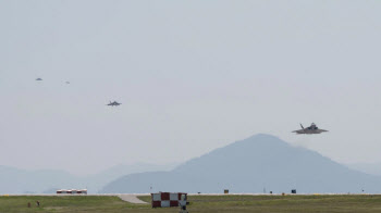 세계 최강 전투기 美 F-22, 韓 F-35A와 첫 전투기동훈련