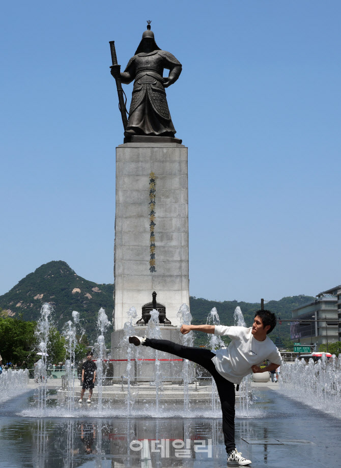 [포토]파란하늘 아래 태권도 품새 선보이는 외국인