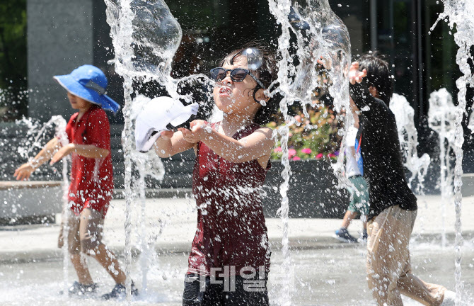 [포토]신나는 분수대 물놀이