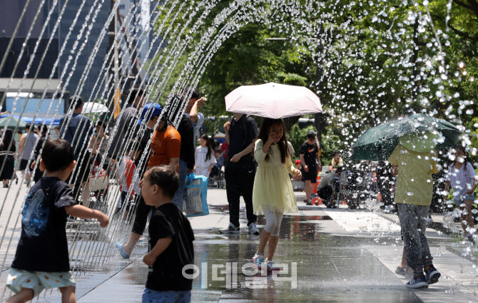 [포토]초여름 기온 보인 주말, 시원한 분수에서 삼매경