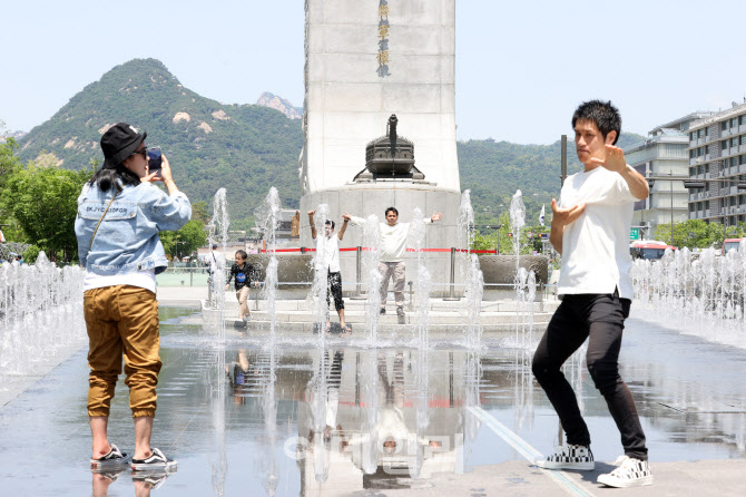 [포토]광화문광장에서 즐거운 시간 보내는 외국인들