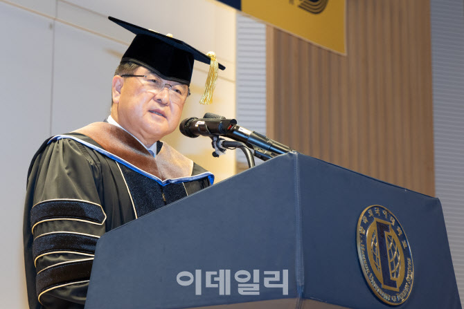 HD현대 권오갑 회장, 한국외대 명예박사 학위 수여