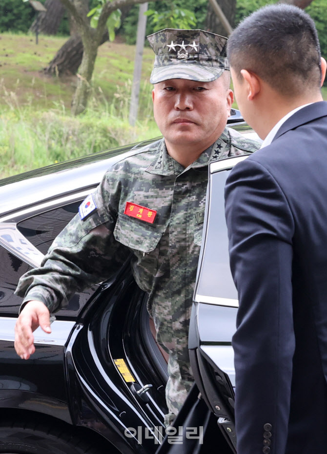 [포토]김계환 해병대 사령관, 채상병 사건' 관련 조사 위해 공수처 출석