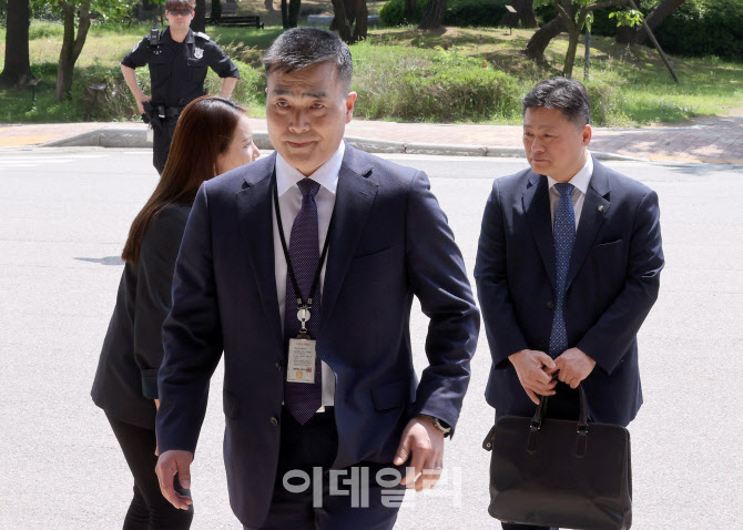 [포토]공수처 들어서는 박정훈 전 해병대 수사단장
