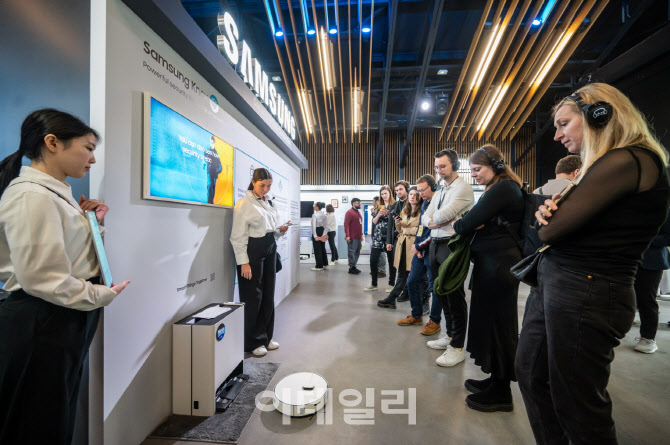 "차원이 다른 로봇청소기"…삼성전자 신제품 美·英 호평
