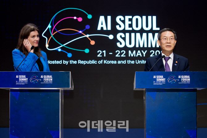 [포토] AI 서울 정상회의 브리핑하는 한·영 장관