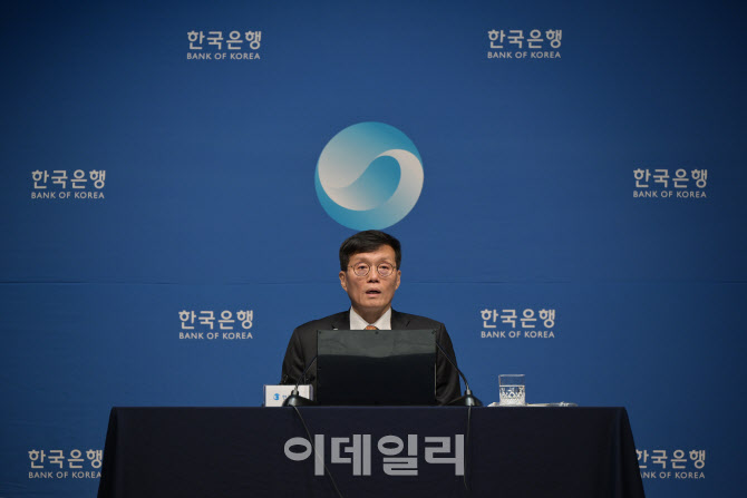 [포토] 기자간담회 갖는 한국은행 총재