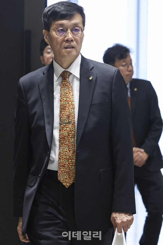 [포토] 기자간담회 향하는 이창용 한국은행 총재
