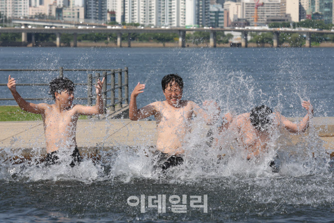 [포토]물놀이하는 아이들