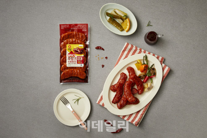숯불향과 매콤함 살렸다…CJ제일제당, 백설 숯불 불닭맛 후랑크 출시