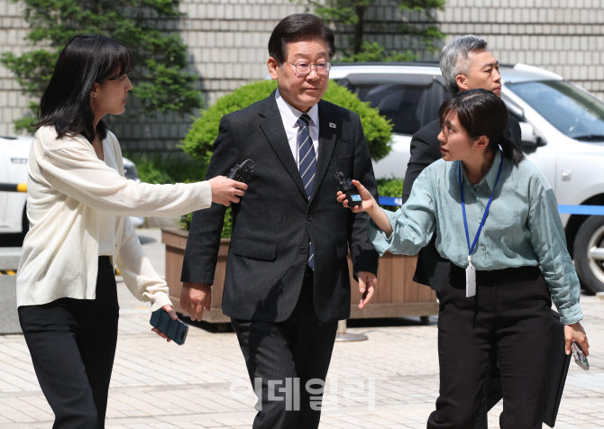 [포토]이재명 대표, '대장동 배임 및 성남FC 뇌물 혐의' 공판 출석