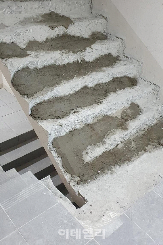 [단독] 계단 이어 지하주차장 바닥도 깎나…아파트 준공 불허