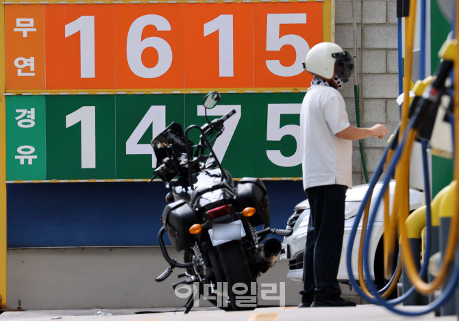 [포토]주유소 기름값 하락 지속…휘발유 5주만에 1,700원 밑
