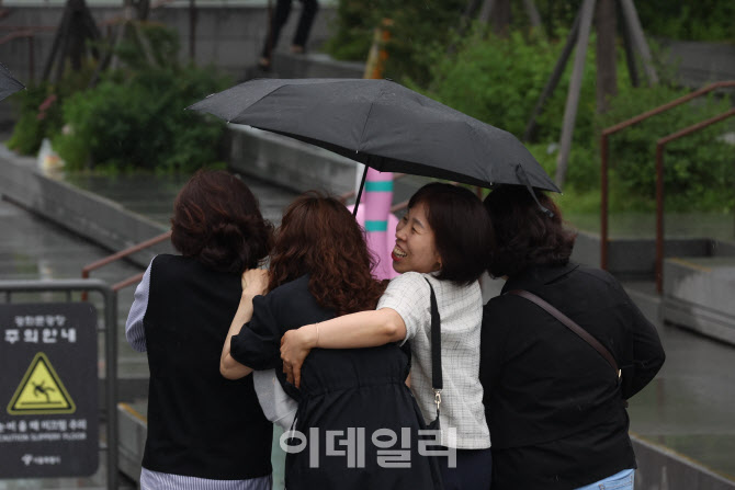 [포토]하나의 우산에 4명의 친구들