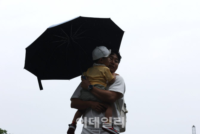 [포토]봄비에 우산 쓴 아이와 아빠