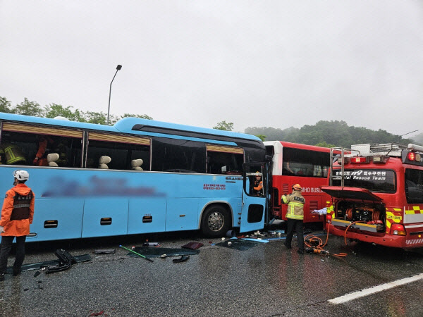 청주 경부고속도로서 버스 등 차량 6중 추돌…25명 부상