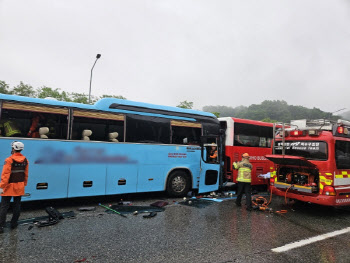 청주 경부고속도로서 버스 등 차량 6중 추돌…25명 부상
