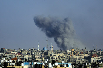 이스라엘군, 라파 수용소 공습…피란민 최소 35명 사망