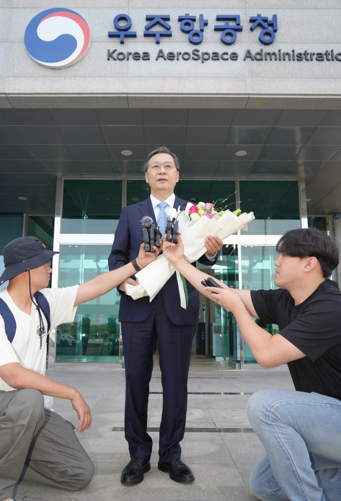 [포토]우주항공청 개청···윤영빈 청장 첫 출근