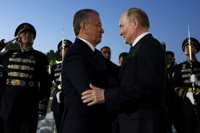한중일 정상회의 날 ‘우방국’ 우즈베키스탄 찾은 푸틴