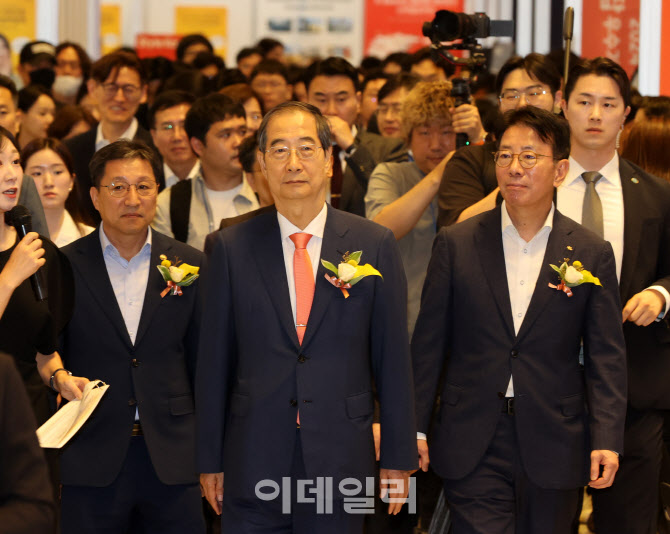 [포토]2024 제1차 KB굿잡 우수기업 취업박람회 둘러보는 한덕수 총리-이재근 KB국민은행장