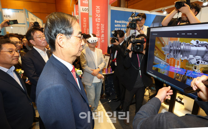[포토]KB굿잡 우수기업 취업박람회 찾은 한덕수 총리-이재근 KB국민은행장