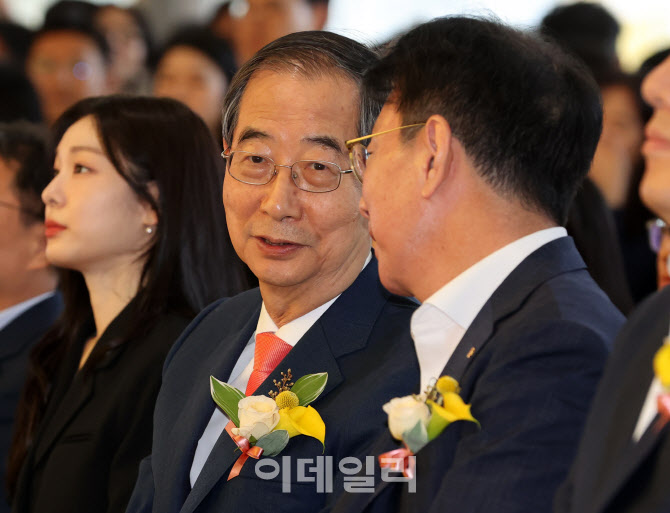 [포토]이야기 나누는 한덕수 총리-이재근 KB국민은행장