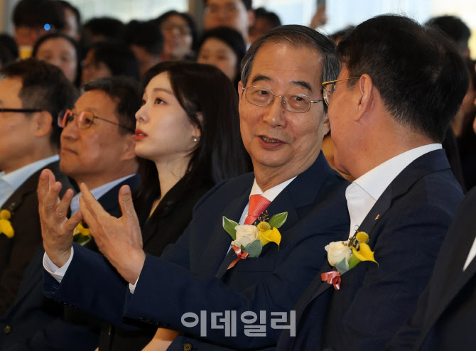 [포토]이야기 나누는 한덕수 국무총리-이재근 KB국민은행장