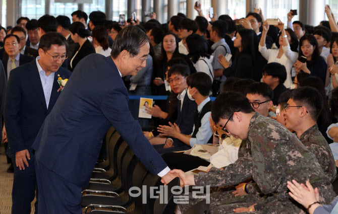 [포토]취업예비 장병들 격려하는 한덕수 총리