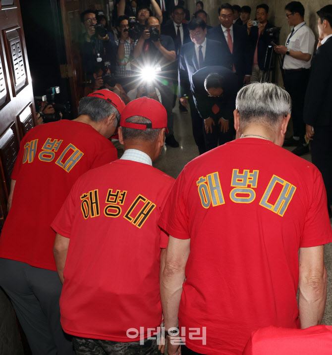 [포토]'국민의힘 의원들에게 인사하는 해병대 예비역연대'