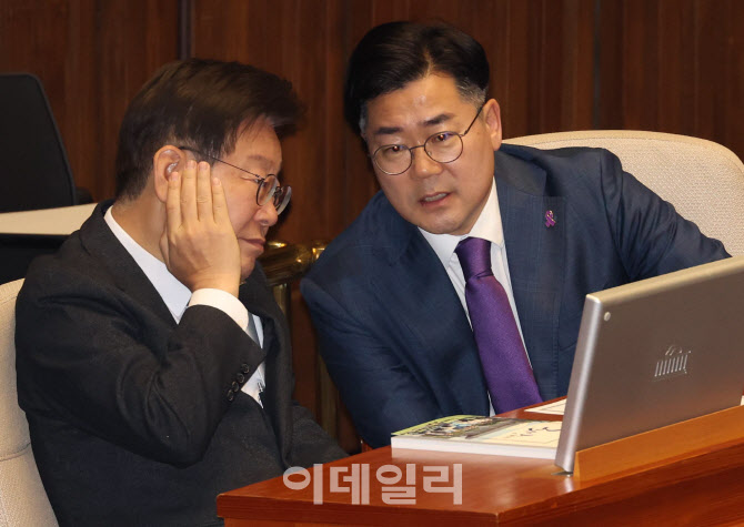 [포토]본회의, '논의하는 이재명-박찬대'
