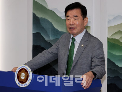 퇴임하는 김진표 "선거제 개혁 못 이뤄 안타깝다"